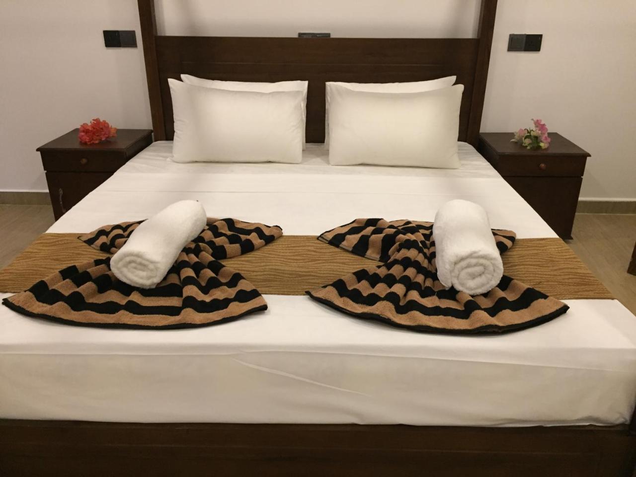 Bay Hiriketiya Hotel Dikwella Bagian luar foto