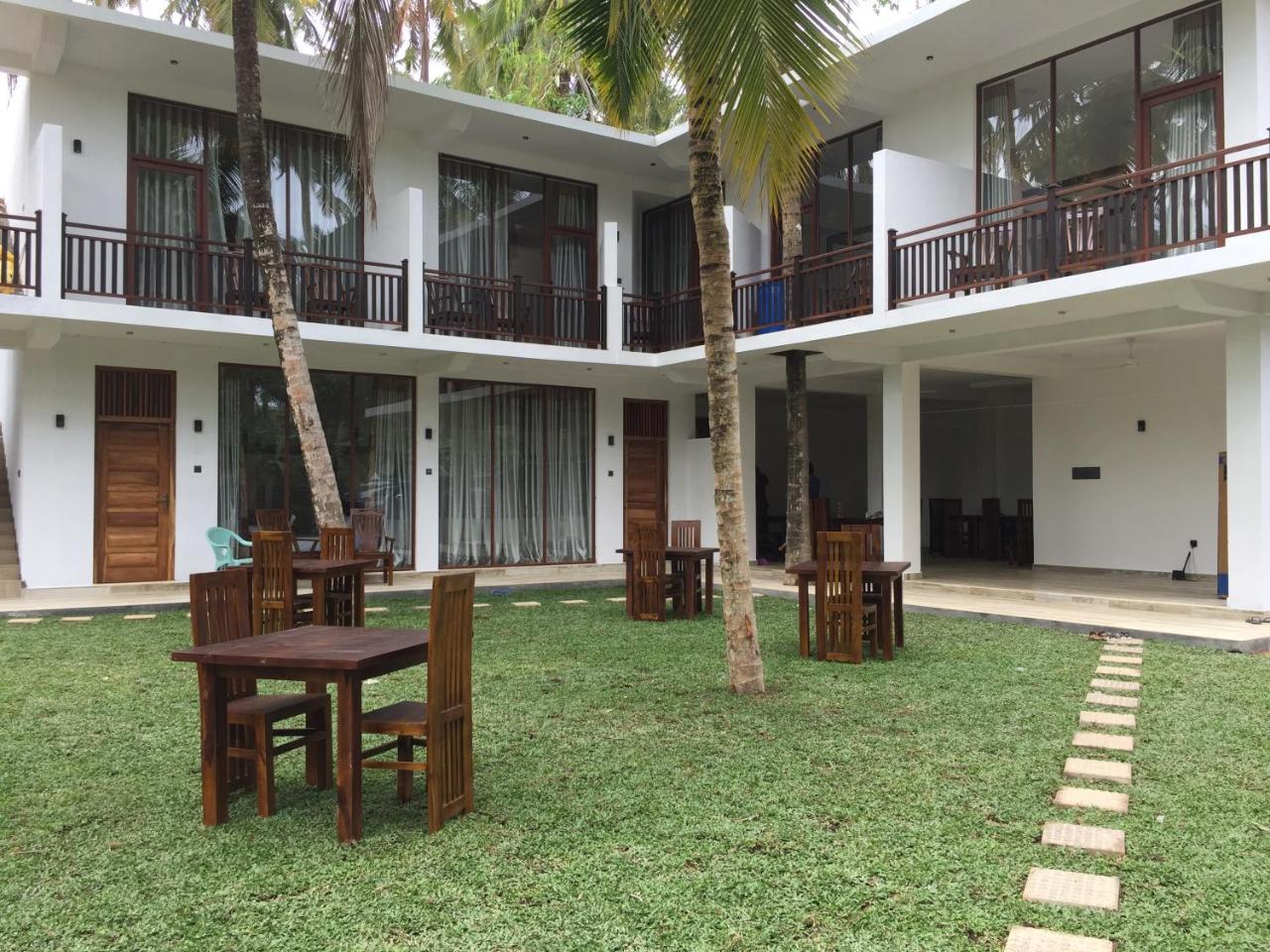 Bay Hiriketiya Hotel Dikwella Bagian luar foto