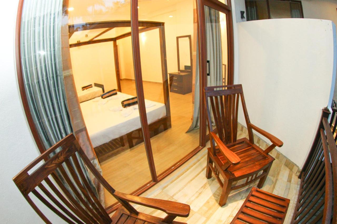 Bay Hiriketiya Hotel Dikwella Bagian luar foto
